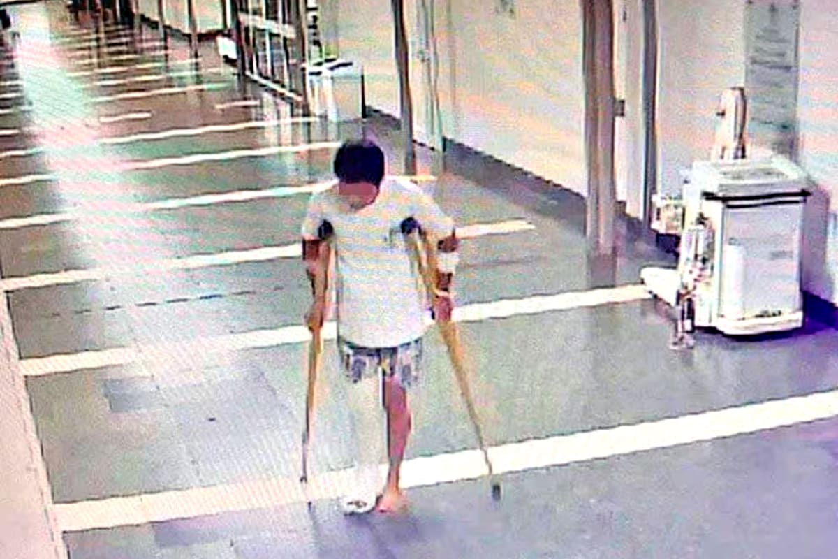 Robó en un hospital caminando con muletas