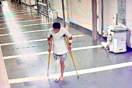 Robó en un hospital caminando con muletas