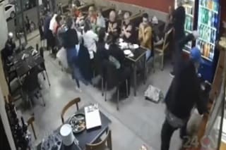 Irrumpieron en una pizzería repleta, golpearon a un cliente en la espalda y a otro le apuntaron en la cara
