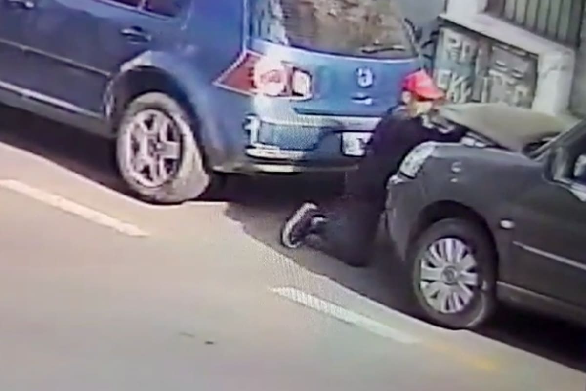 Robó la batería de un auto a plena luz del día