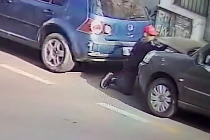 Robó la batería de un auto a plena luz del día