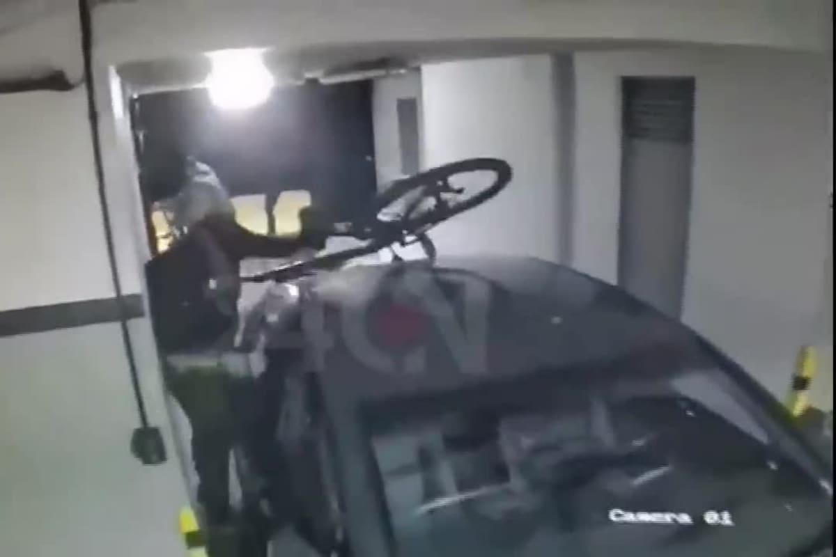 Robo piraña de bicicletas y un monopatín en Palermo