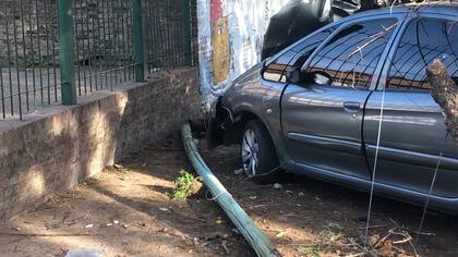 Robó un auto en Constitución, chocó en Nueva Pompeya y quiso huir herido