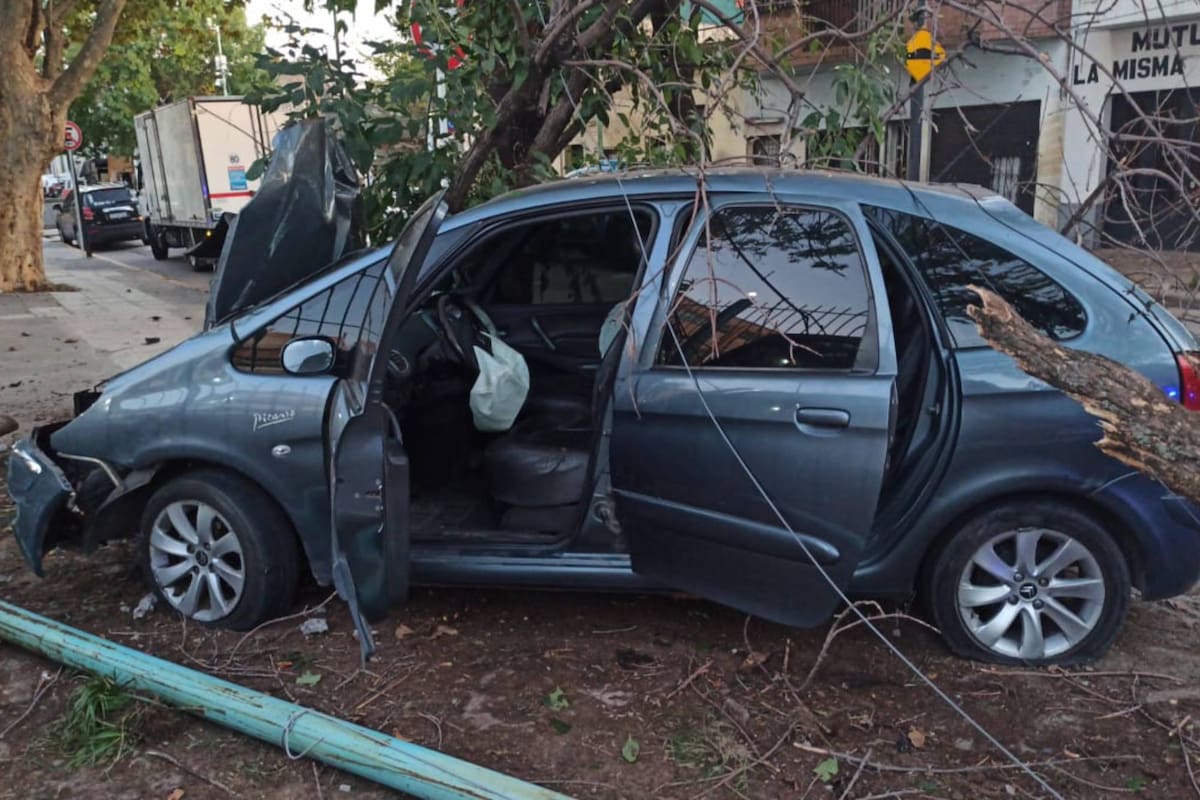 Robó un auto en Constitución, chocó en Nueva Pompeya y quiso huir herido