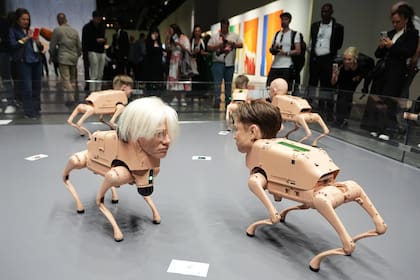 Robots con las caras de Andy Warhol y Elon Musk, creados por Beeple, en Art Basel