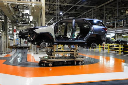 En la planta de Toyota en Zárate, un vehículo de guiado automático transporta la carrocería de una SW4