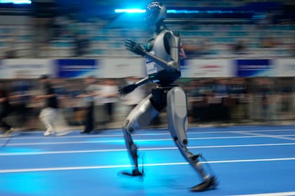 Robots humanoides bailan hip-hop y hacen artes marciales en feria tecnológica