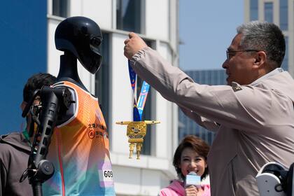 Robots humanoides corren medio maratón en China junto a competidores humanos