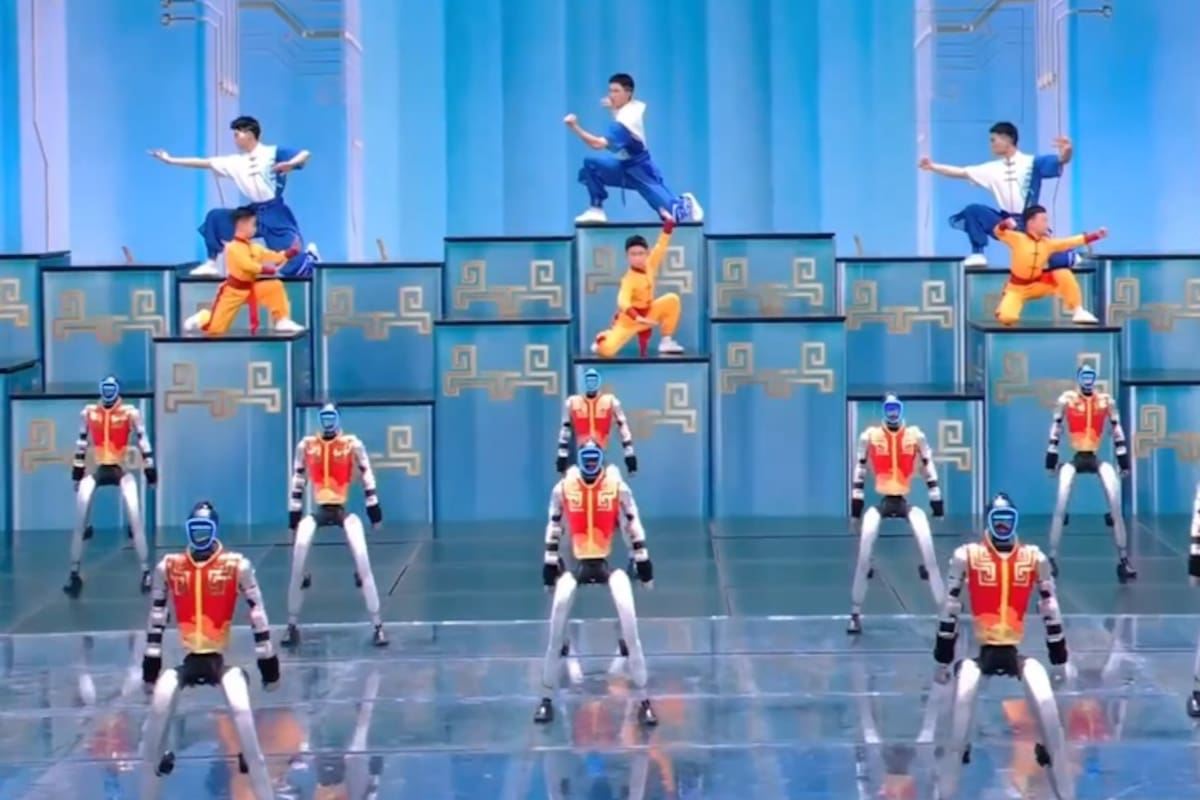 Robots humanoides practican kung fu en un escenario en China