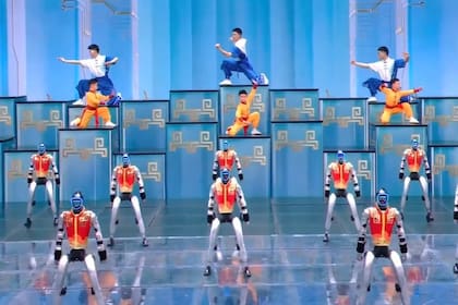Robots humanoides practican kung fu en un escenario en China
