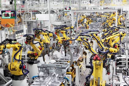 Robtos en una línea de trabajo de una fábrica automotriz en Chongqing, China. Tras décadas de desatención, el sector de la robótica, cada vez más asentado por el auge de la automatización, intenta revertir una inseguridad y vulnerabilidad evidentes ante ataques digitales
