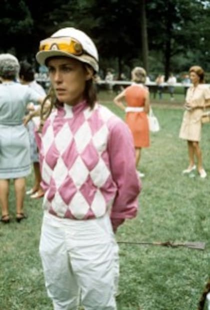Robyn Smith en una de las carreras de caballo, 1973 (Susan Wood/Getty Images)