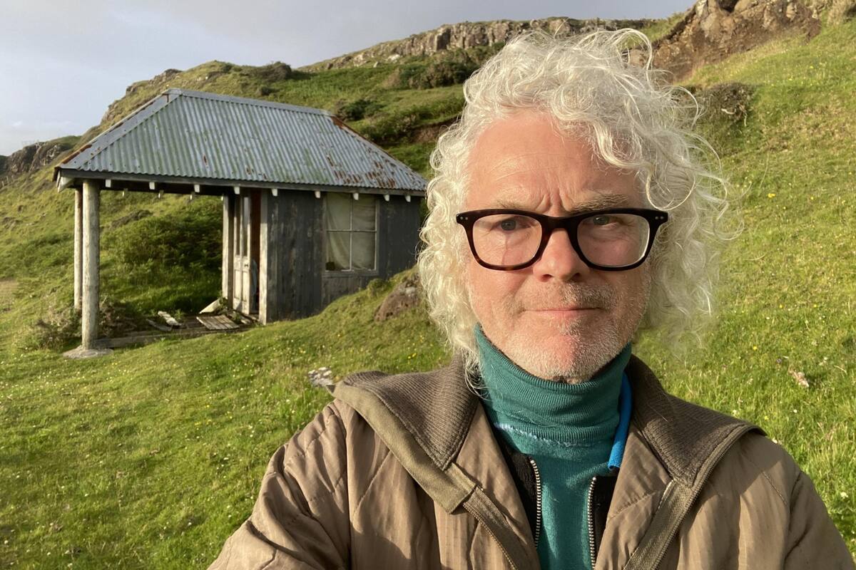 Roc Sandford renunció a las comodidades y ahora vive en una casa de hace 160 años sin electricidad