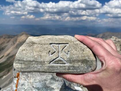 Roca con petroglifo hallada en la cima de Capitol Peak, Colorado (Reddit/@Barkeater26)