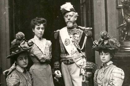 Roca con sus hijas (Museo Roca)