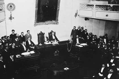 Roca lee el mensaje de apertura del 42° período legislativo en el antiguo Congreso, 1903, Archivo General de la Nación.