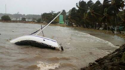 Un barco frente a la costa de Sainte-Anne en la isla caribeña francesa de Guadalupe