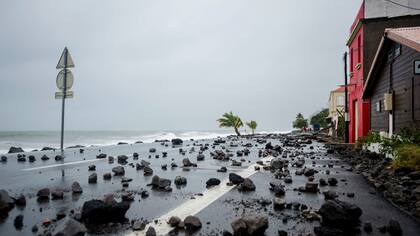 Rocas barridas por fuertes olas en una carretera en Le Carbet, en la isla caribeña francesa de Martinica, después de ser golpeada por el huracán María