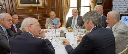 Rocca, Cartellone, Miguens, Magnetto, Bagó, Roggio y Pagani, junto a Marcos Peña, ayer en AEA