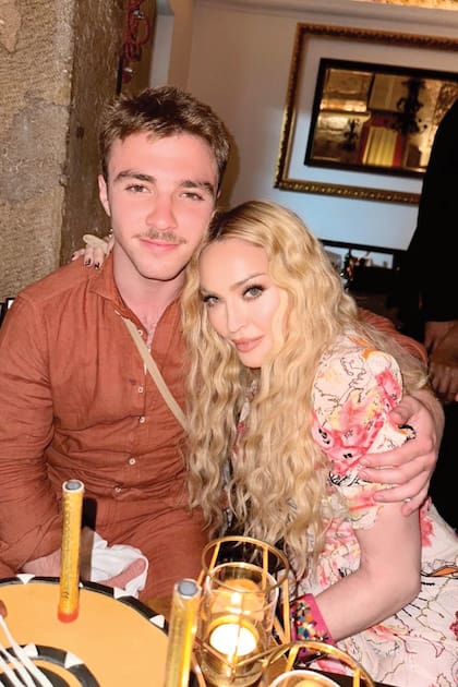 Rocco y Madonna, en un restaurante en Portugal.