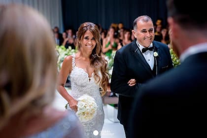 Roccuzzo ingresó a la ceremonia acompañada por su padre; de fondo sonaba la canción "She" de Charles Aznavour (Foto: Instagram @antonelaroccuzzo / Andrés Preumayr)