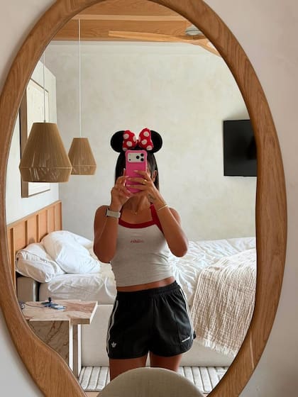 Roccuzzo lució un look deportivo de remera blanca y short gris con las clásicas orejas de Minnie Mouse sobre la cabeza (Foto: Instagram @antonelaroccuzzo)