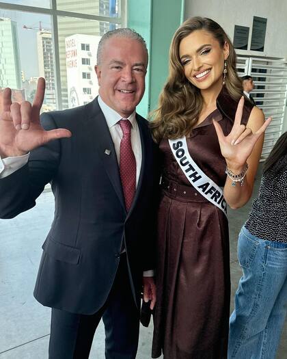 Rocha Cantú junto a la candidata sudafricana de 2024, Mia Le Roux