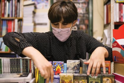 Rocío (32). Librería: Rodríguez, Villa Crespo. ¿Qué es lo que más te gusta del oficio? “Estar en contacto con los libros: el diseño, su gráfica, cada vez hay ediciones más bellas. Crecieron mucho la poesía y las editoriales independientes”.