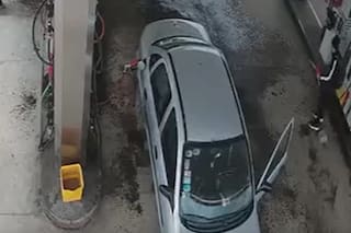 Un joven intentó incendiar una estación de servicio: arrojó nafta sobre un auto, su dueño y un playero