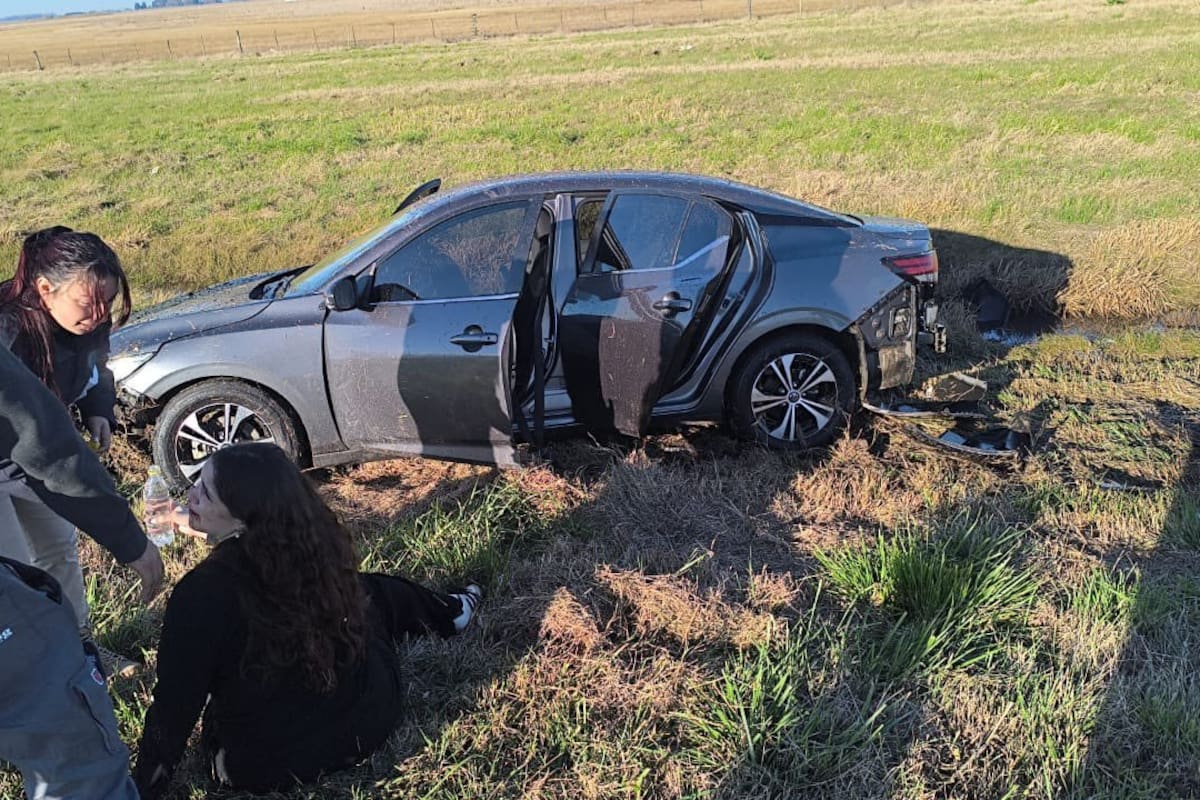 Rocío Bonacci, al costado del auto accidentado