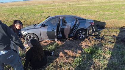 Rocío Bonacci, al costado del auto accidentado