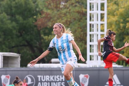 Rocío Bueno celebra un gol contra River; la delantera de Racing escribió su nombre en la historia del fútbol femenino argentino