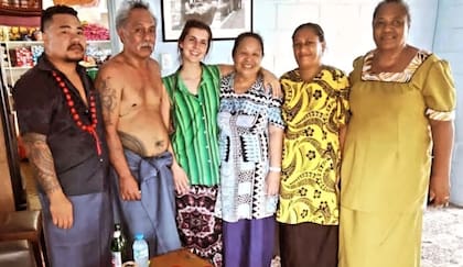 Rocío (de verde), junto a parte de su familia y amigos samoanos.