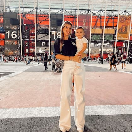 Rocío Espósito es la pareja de Germán Rulli, arquero de la Selección Argentina. Se conocieron en La Plata, en 2014, y se casaron cuatro años después. Tienen un hijo. Ella es licenciada en Nutrición y maquilladora profesional.