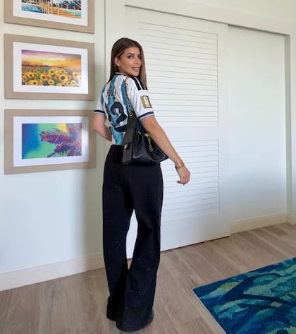 Rocío Espósito, la esposa de Gerónimo Rulli, con la camiseta número 12