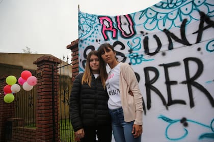 Rocío fue recibida ayer en su hogar por su madre, Loana Sanguinetti, y su hermana Sofía