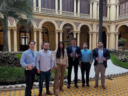 Rocío Gómez con militantes libertarios de Tucumán en el Patio de las Palmeras de la Casa Rosada