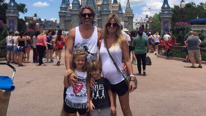 Rocío Guirao Díaz junto a su marido, Nicolás Paladini, y sus dos hijos, Indio y Aitana
