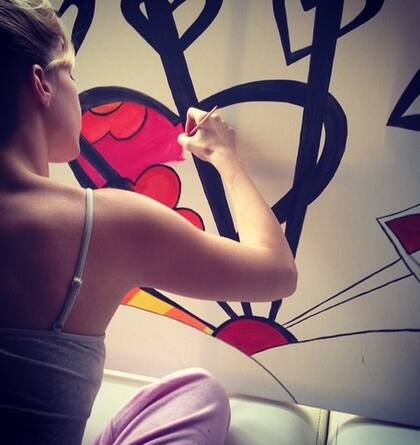 Rocío Guirao Díaz, totalmente concentrada, en plena producción de su pintura