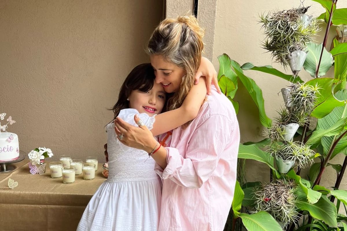 Rocío junto a Lucila, su mamá, durante su primera comunión
