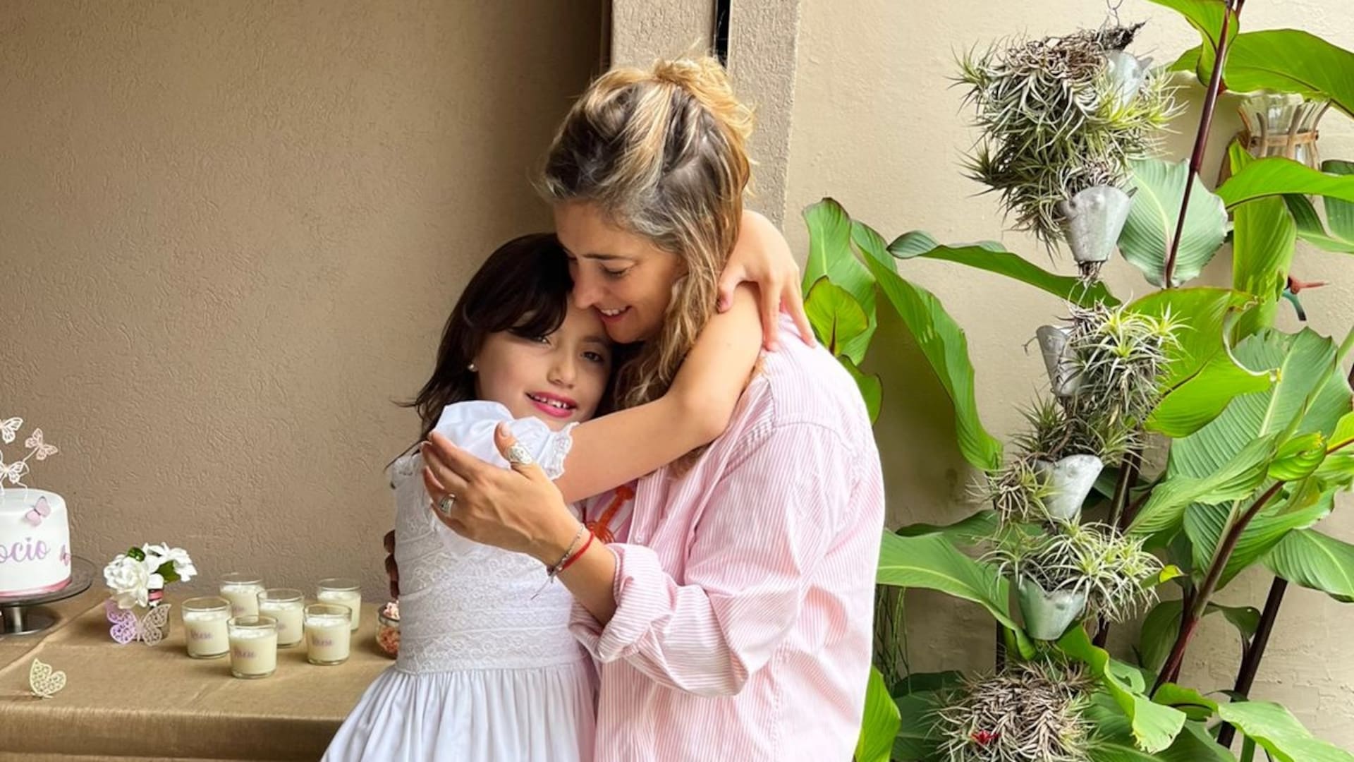 Rocío junto a Lucila, su mamá, durante su primera comunión