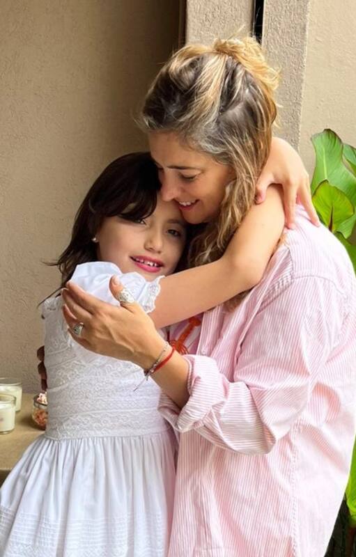 Rocío junto a Lucila, su mamá, durante su primera comunión