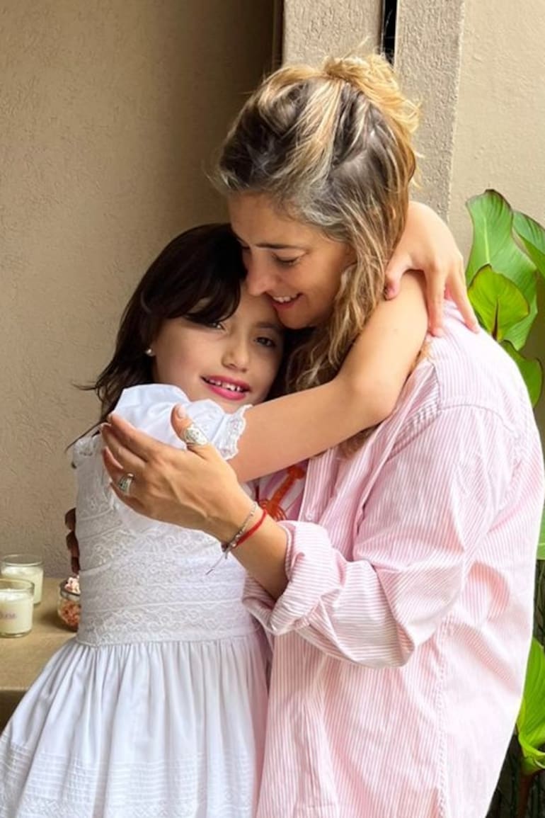 Rocío junto a Lucila, su mamá, durante su primera comunión