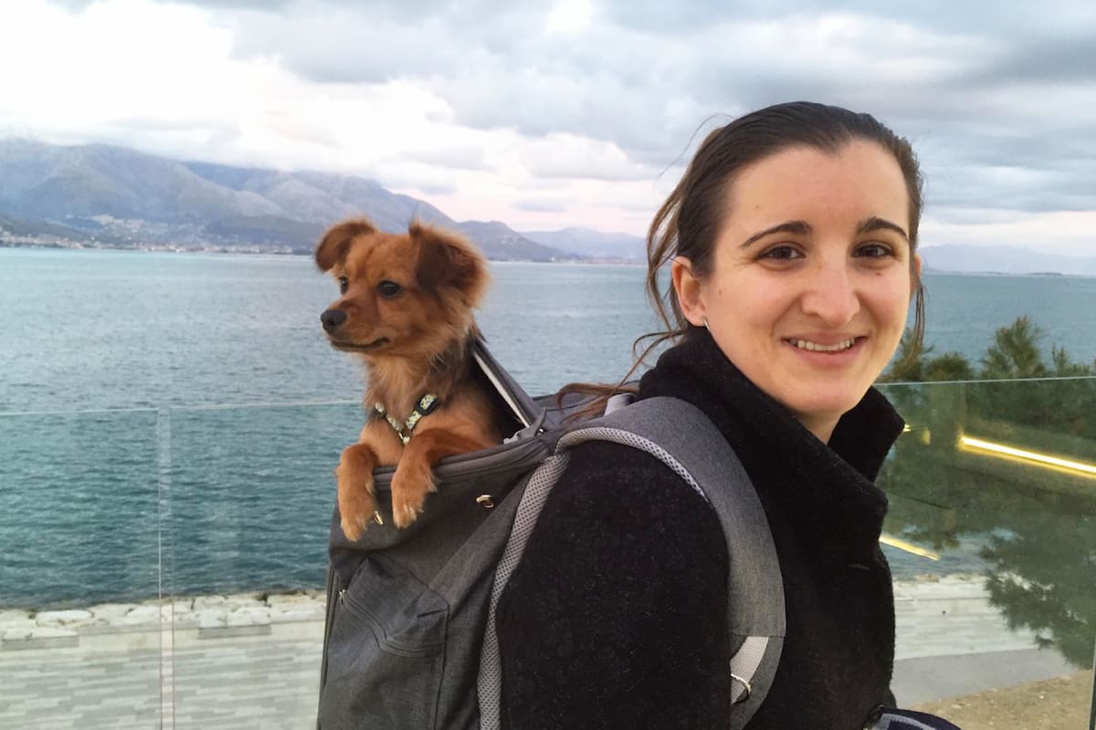 Rocío junto a Moka, su compañera en todos los viajes.