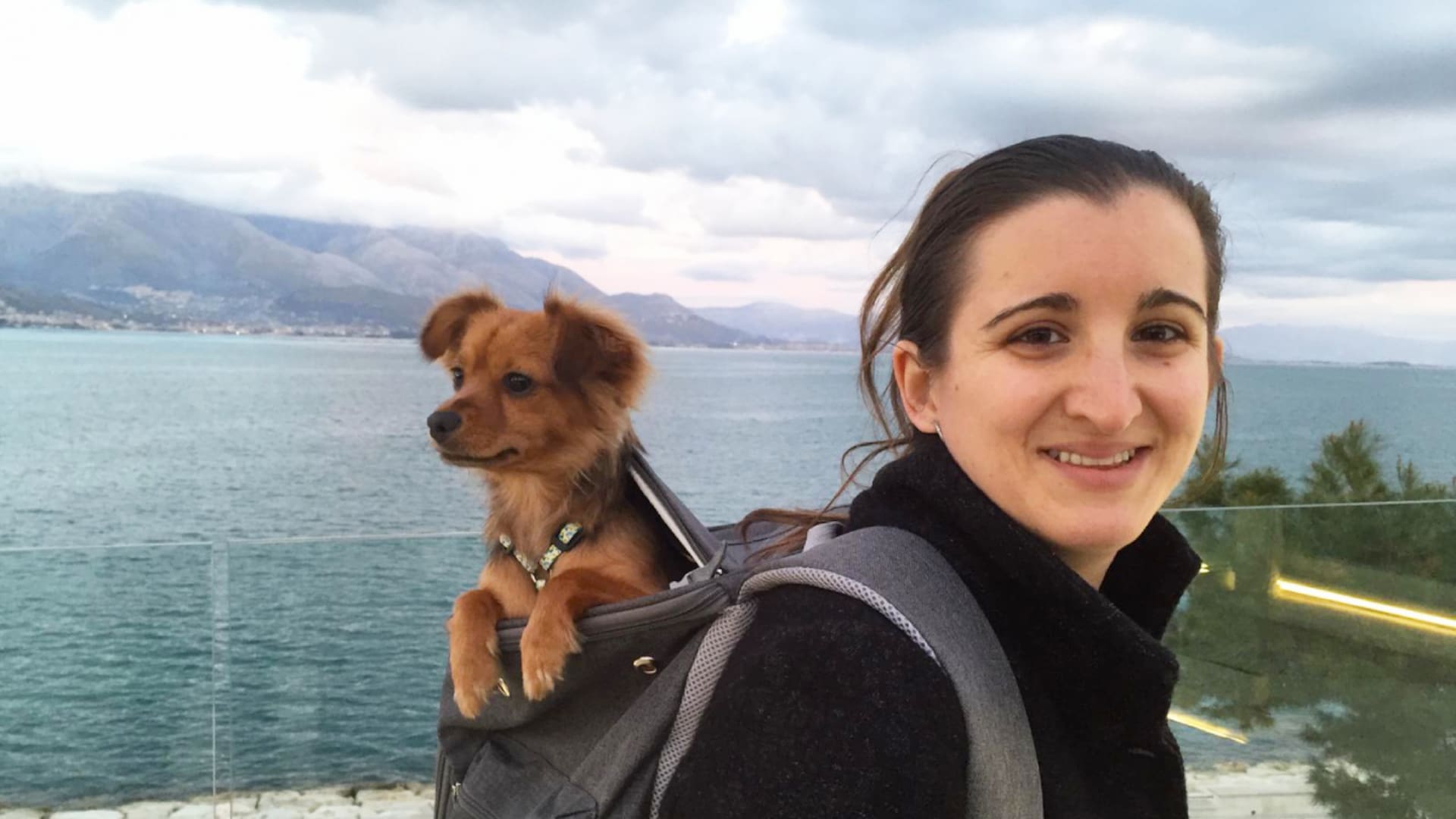 Rocío junto a Moka, su compañera en todos los viajes.