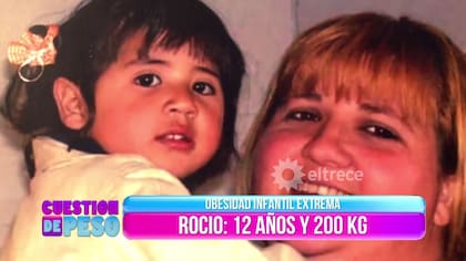 Rocío junto a su madre, cuando era pequeña