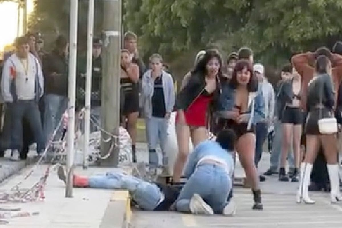 Rocío junto a su pareja luego de recibir la patada mortal