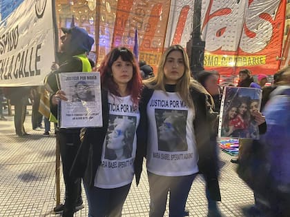 Rocio y Sofia Speratti Aquino pedían justicia por su hermana. "El exmarido la mató a balazos frente a sus hijos en la vereda de su casa”, contaron