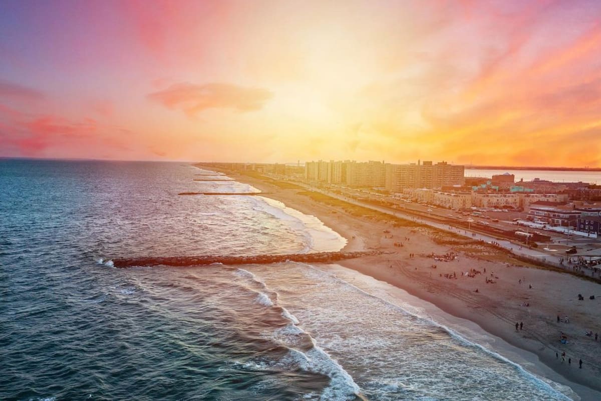 Rockaway Beach, una de las playas más populares de Estados Unidos, en Nueva York
