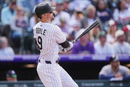 Rockies rompen racha de ocho derrotas, vencen 2-1 a Bravos con jonrón de Doyle y mejoran a 5-25